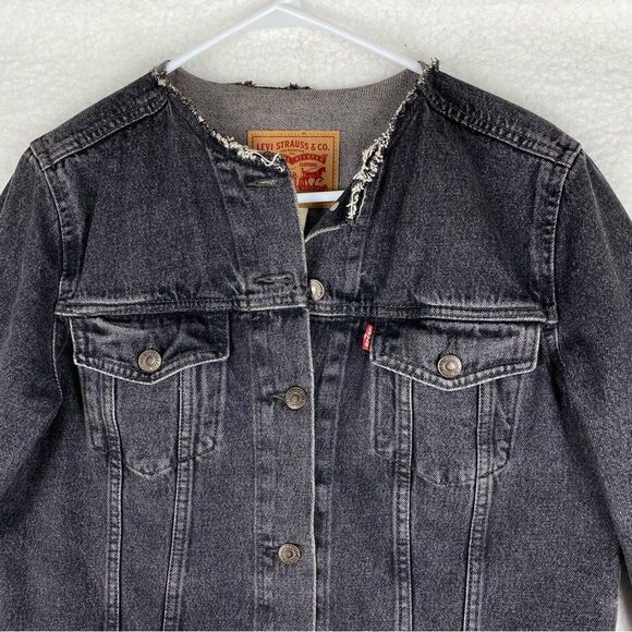 Levi's Jacket Womens M‎ Black Denim Cropped Trucker Raw Edges Collarless Fade - Picture 4 of 16